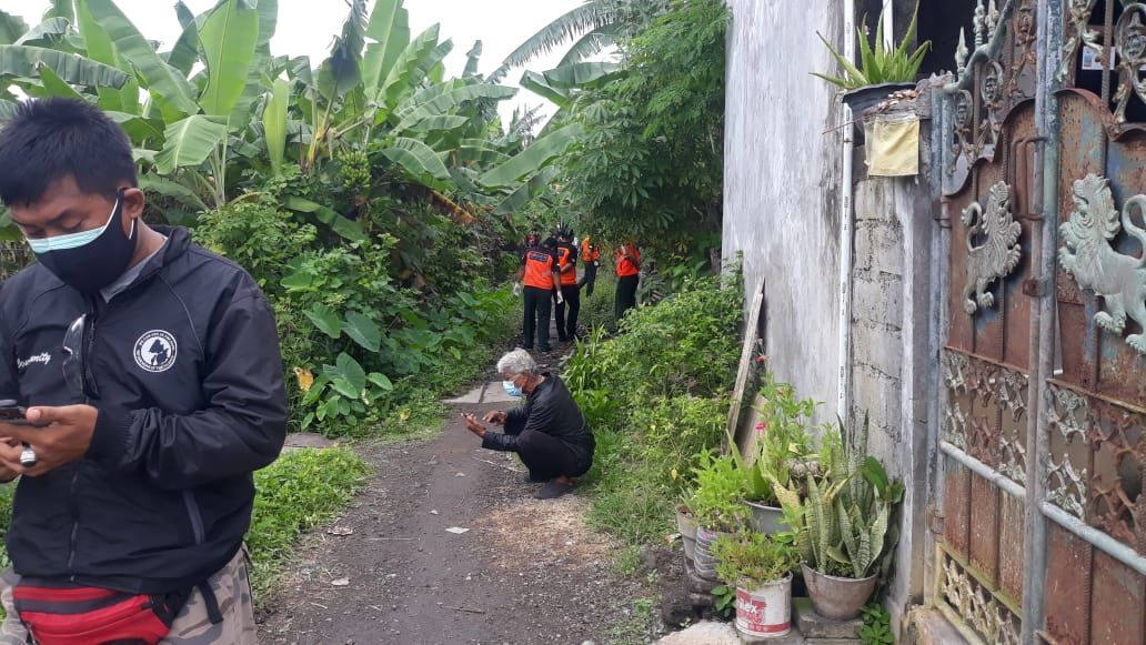 podiumnews.com-Mayat Seorang Pria Ditemukan Membusuk dalam Sebuah Rumah di Dentim